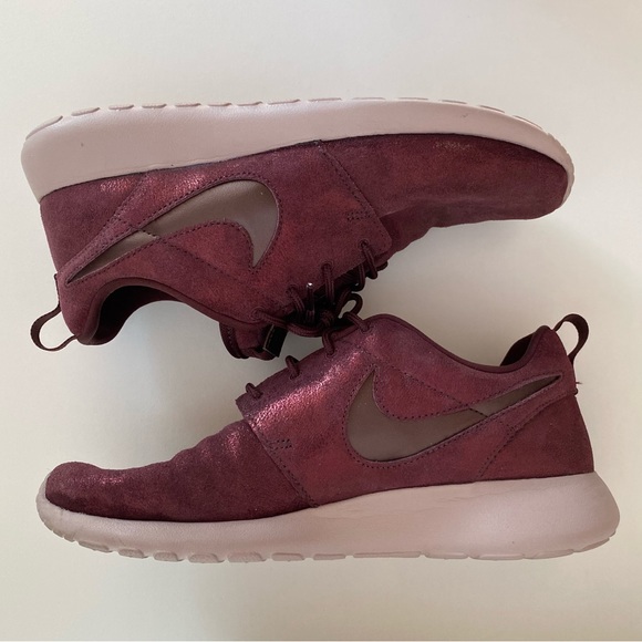 Nike Women’s Roshe One Sneakers - Picture 2 of 10